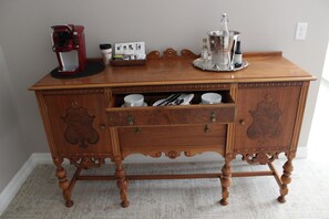 Sengetøy av topp kvalitet, minibar, safe på rommet og skrivebord
