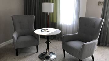 Executive eenpersoonskamer, 1 queensize bed | Luxe beddengoed, een minibar, een kluis op de kamer, een bureau