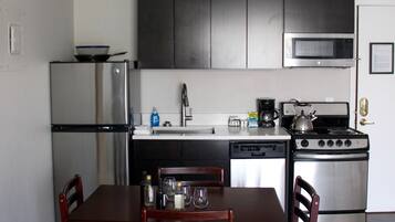 Frigobar, cafetera/tetera, freezer