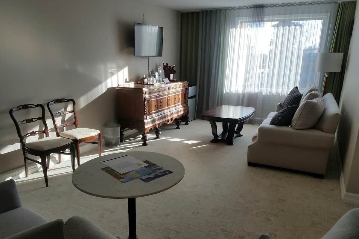 Luxury-Suite, 2 Schlafzimmer | Wohnzimmer | 40-Zoll-LCD-Fernseher mit Digitalempfang, Fernseher, Netflix