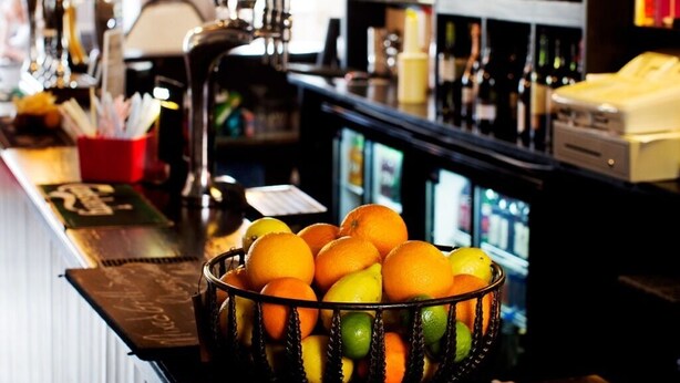 Bar (trong khuôn viên)