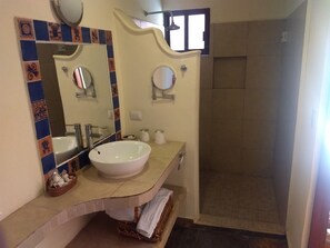 Ducha, secador de pelo, batas, pantuflas