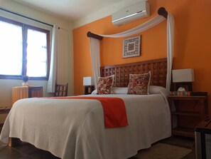 Standardzimmer | Minibar, Zimmersafe, Schreibtisch, Bügeleisen/Bügelbrett