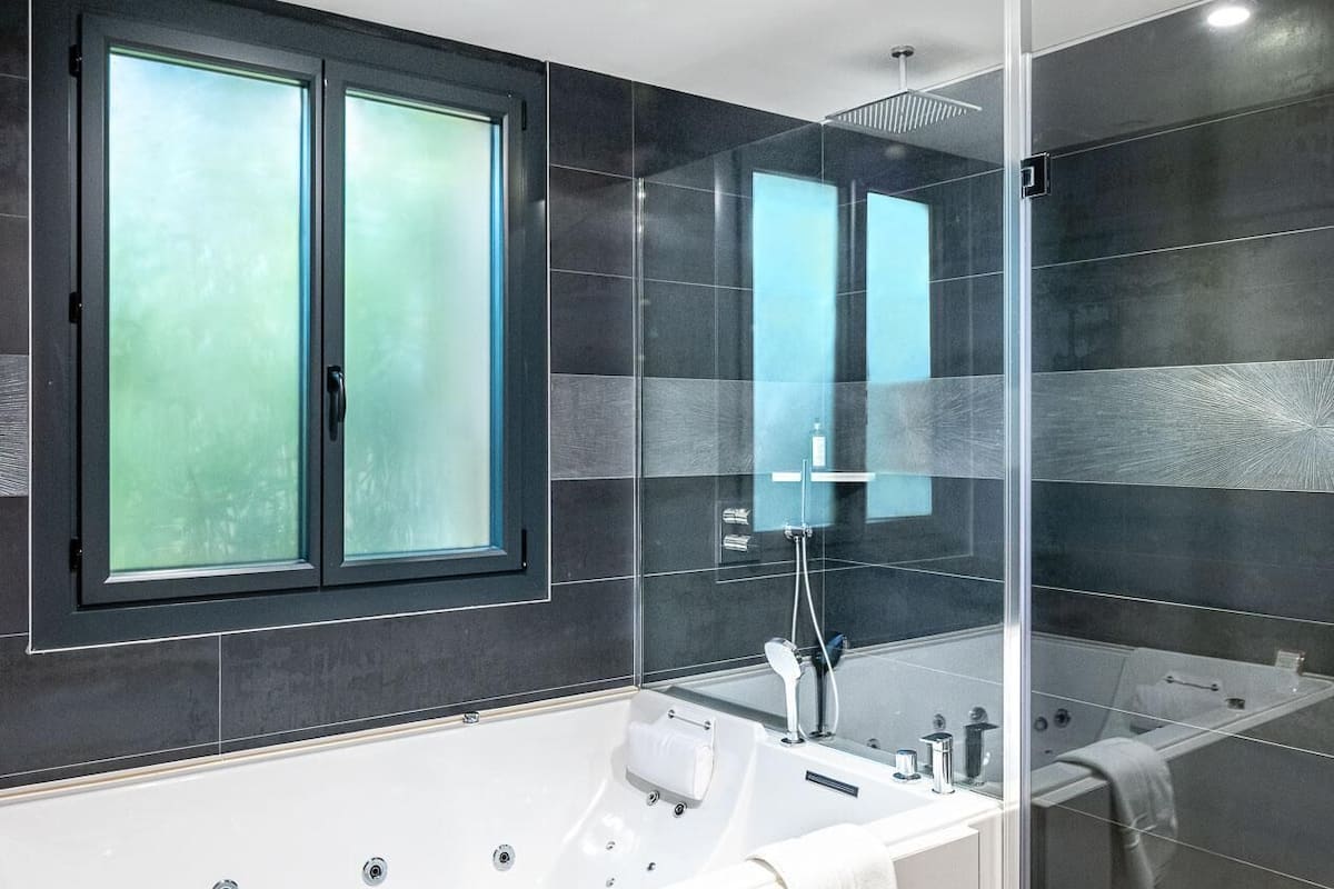 deluxe double room, private bathroom, pool view (balneo 2 personnes) | spa