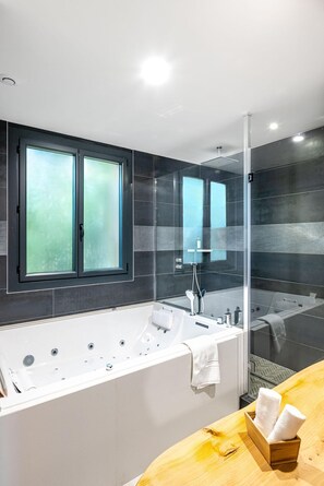 Quarto casal luxo, banheiro privativo, vista para a piscina (Balneo 2 personnes) | Spa