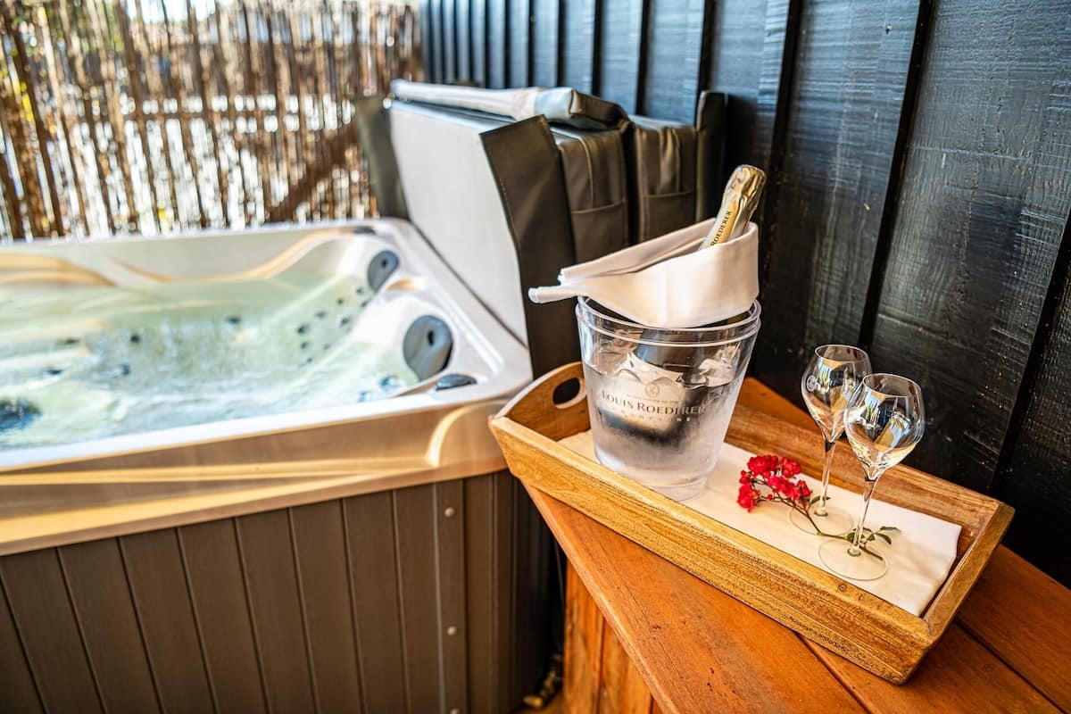 Outdoor spa tub