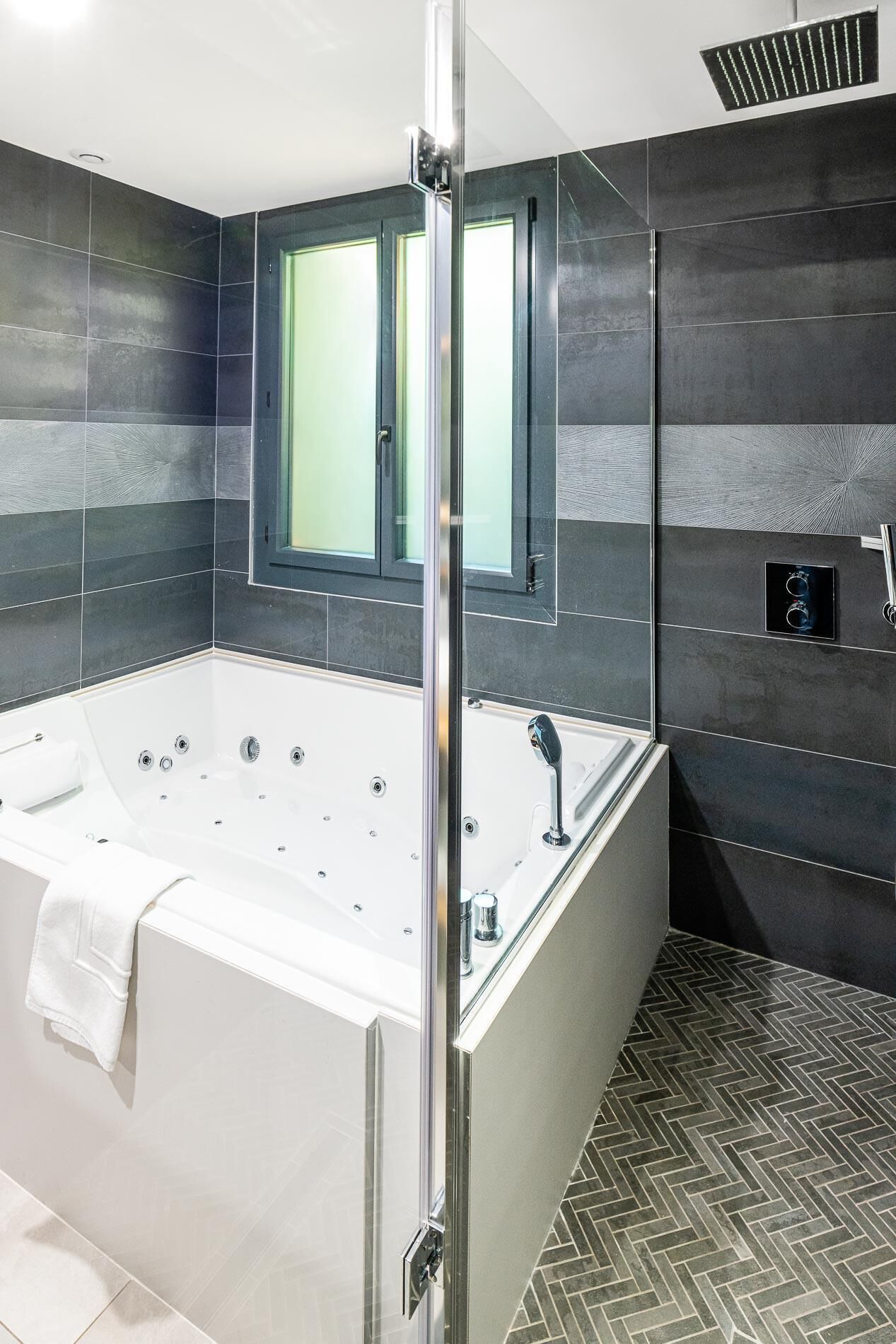 deluxe double room, private bathroom, pool view (balneo 2 personnes) | spa