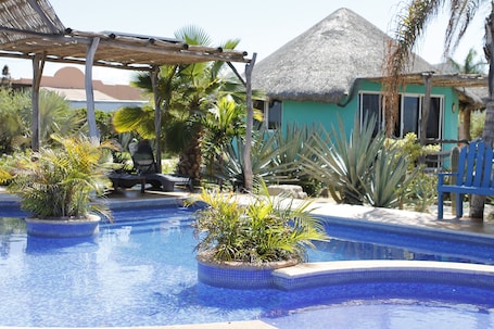 Una piscina al aire libre de temporada, sombrillas
