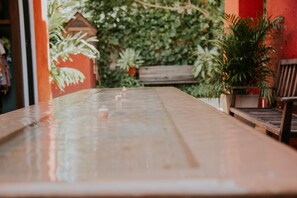 Chambre Standard, 3 lits une place, vue jardin | Terrasse/Patio