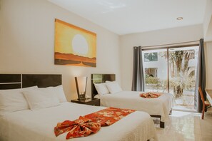 Habitación superior, 2 camas Queen size, refrigerador, vista a la alberca | Escritorio, tabla de planchar con plancha y cunas gratuitas