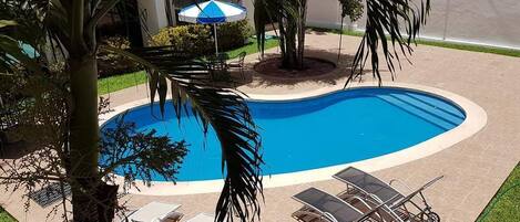 Piscina all'aperto, lettini