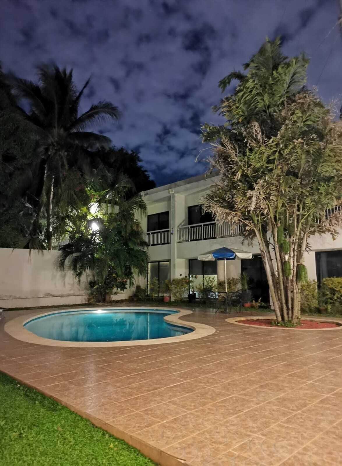 室外游泳池，日光浴躺椅