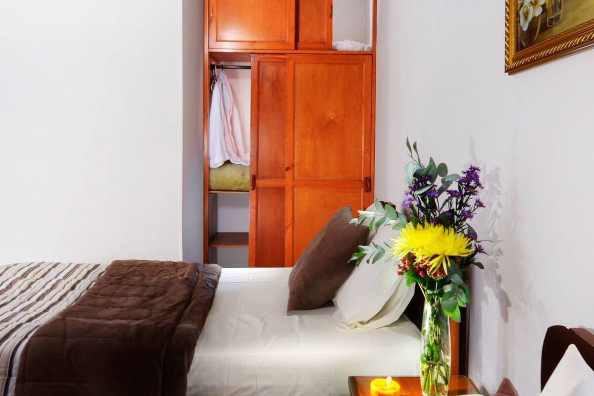 Habitación doble | Caja de seguridad en la habitación y tabla de planchar con plancha