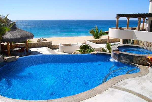 Outdoor pool, pool umbrellas, sun loungers - Villa Castillo Escondido (San José del Cabo)