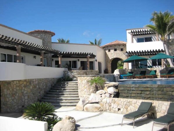 المنشأة من الخارج