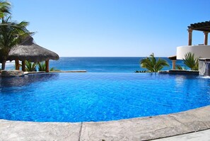 حمّام سباحة خارجي، مظلات على حمّام السباحة، مقاعد للتشمس