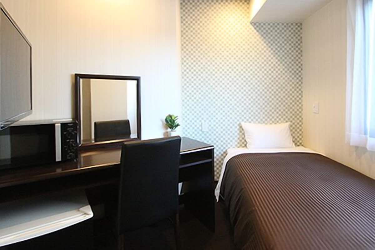 Sengetøy av topp kvalitet, skrivebord og blendingsgardiner