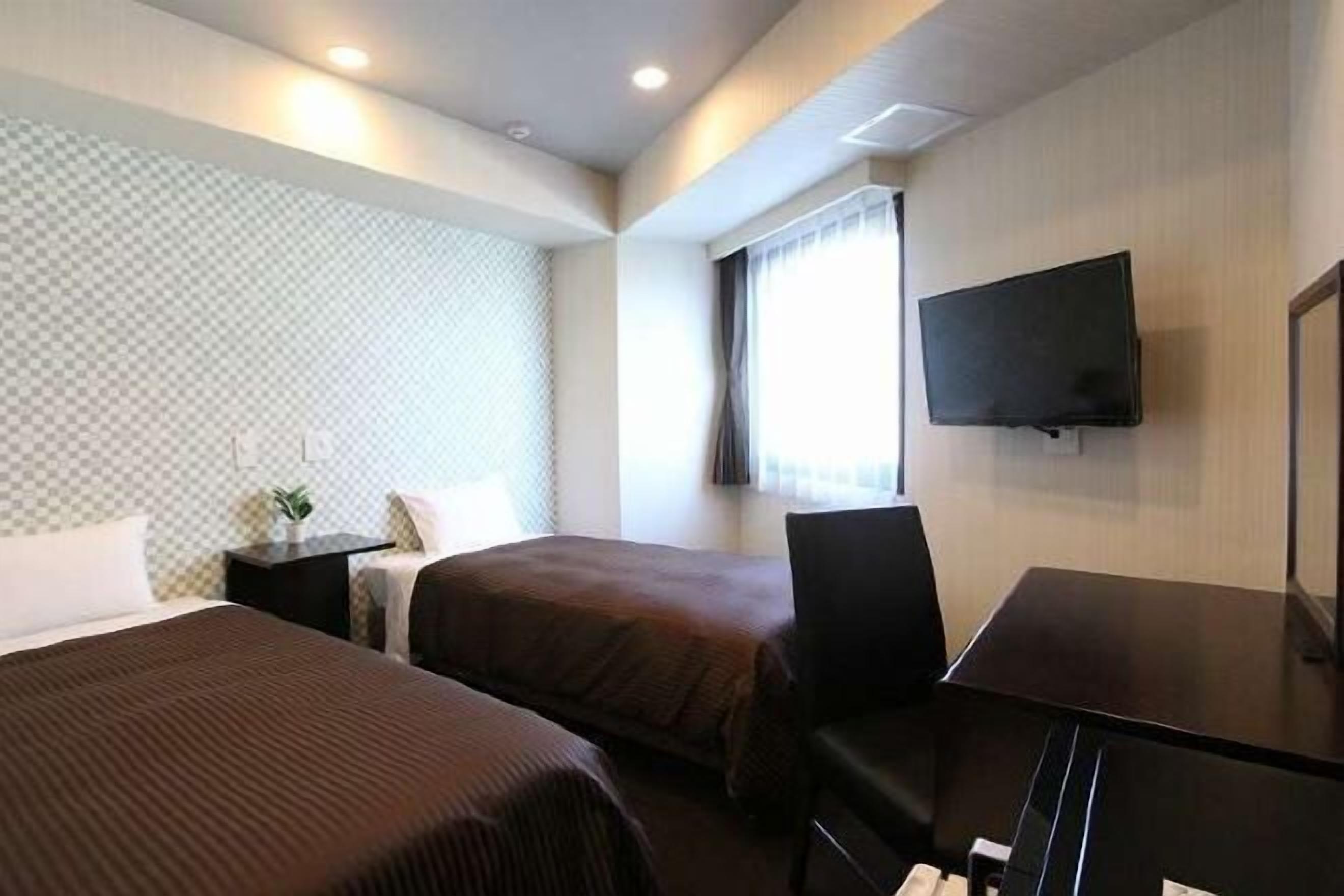 Sengetøy av topp kvalitet, skrivebord og blendingsgardiner