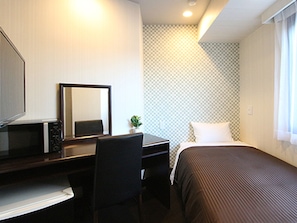 Roupas de cama premium, escrivaninha, cortinas blackout