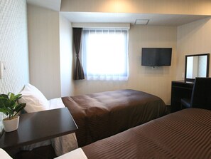 Premium bedding, desk, blackout curtains, free WiFi