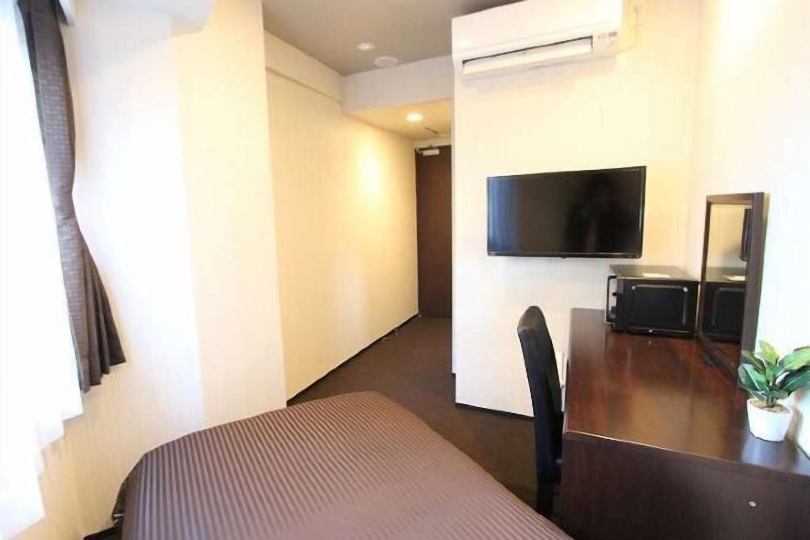 Sengetøy av topp kvalitet, skrivebord og blendingsgardiner