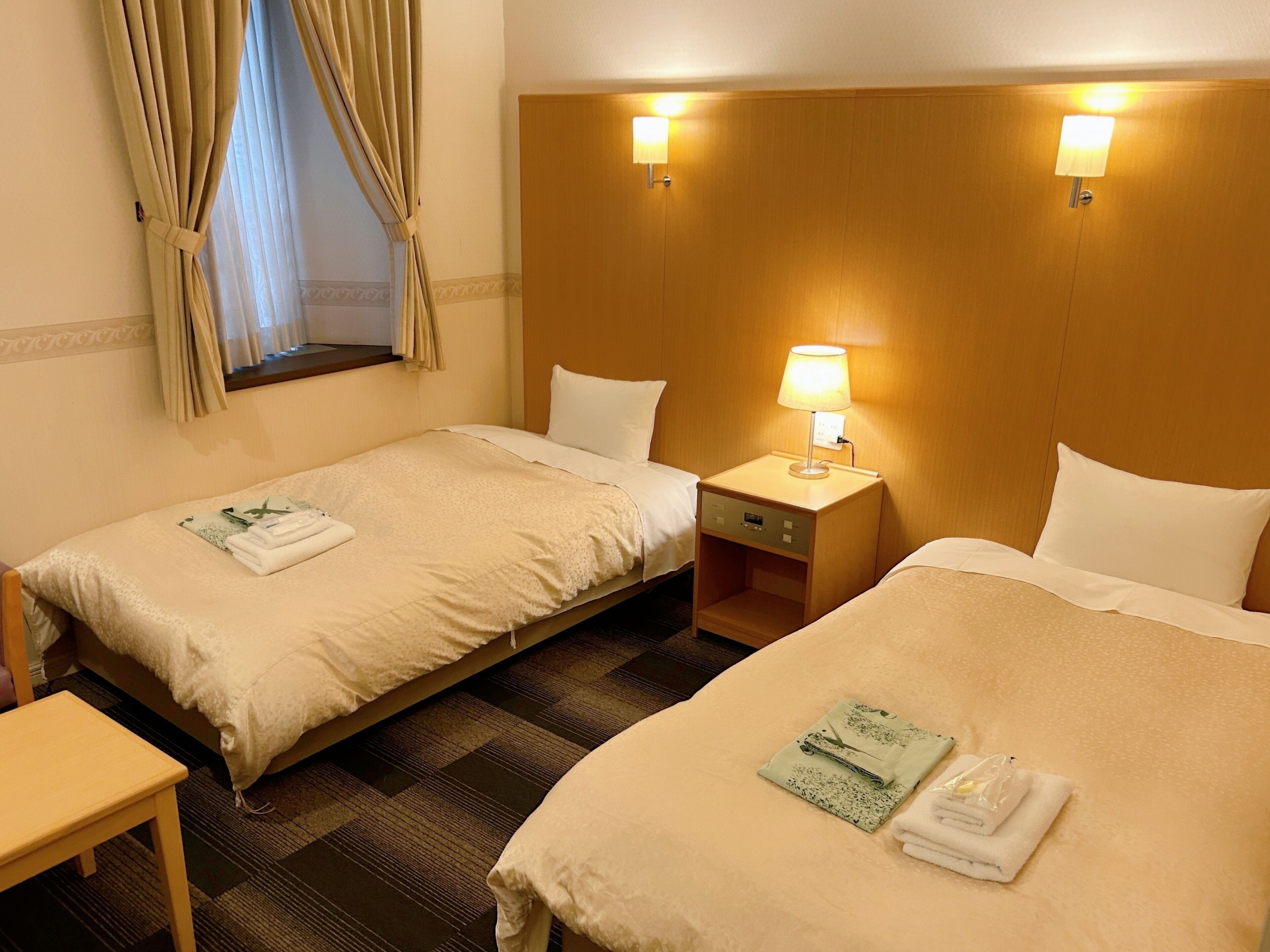 ألحفة محشوة بالريش ومكتب ومساحة عمل للكمبيوتر المحمول وستائر تعتيم