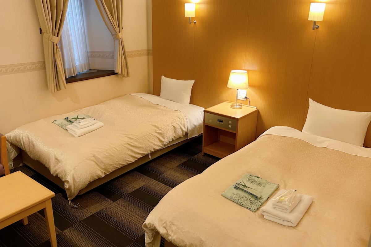 Habitación estándar | Edredón, escritorio y espacio para trabajar con laptop