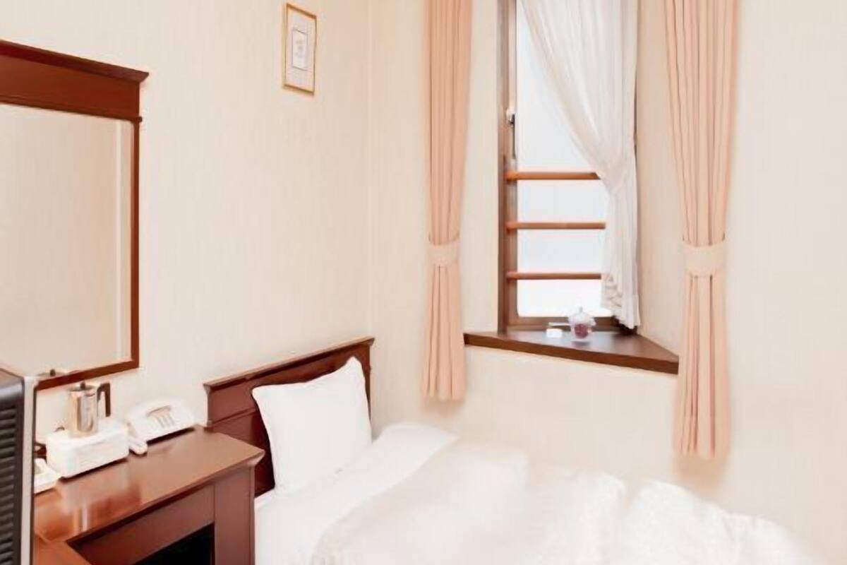 ألحفة محشوة بالريش ومكتب ومساحة عمل للكمبيوتر المحمول وستائر تعتيم