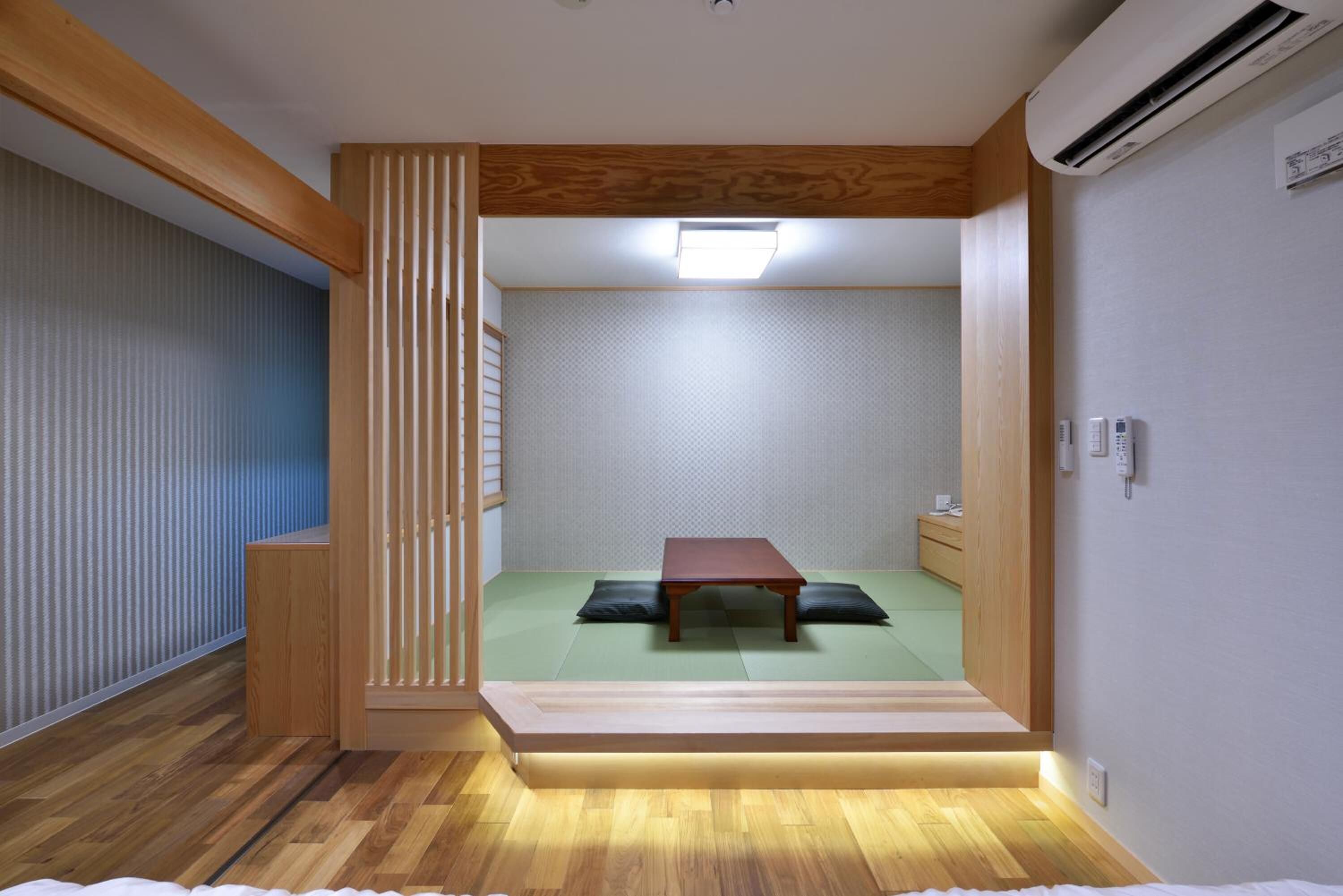 Edredón, escritorio y espacio para trabajar con laptop 