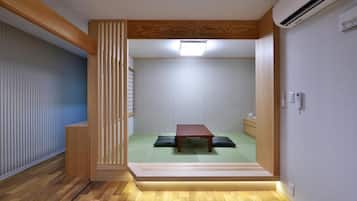 Edredón, escritorio y espacio para trabajar con laptop