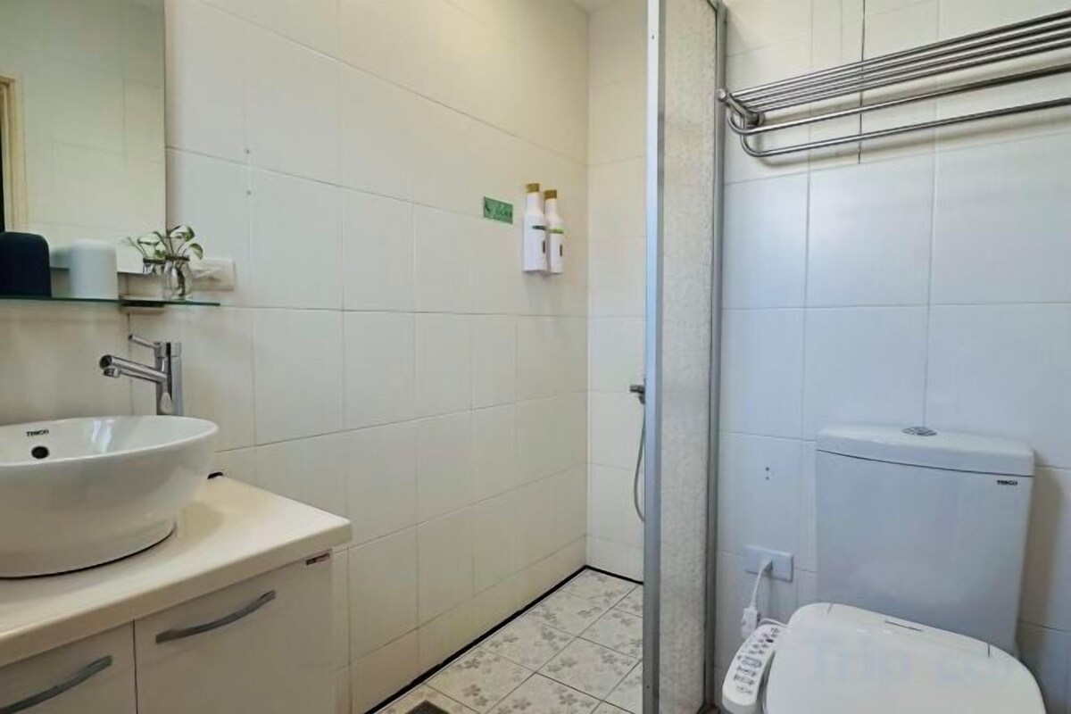 Badezimmer | Dusche, Designer-Toilettenartikel, Haartrockner, Hausschuhe