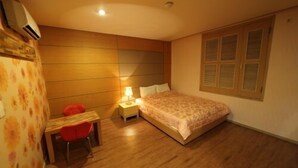 A bedroom with a bed, a desk, and a chair. - Hotel Ballantine (Cheonan)