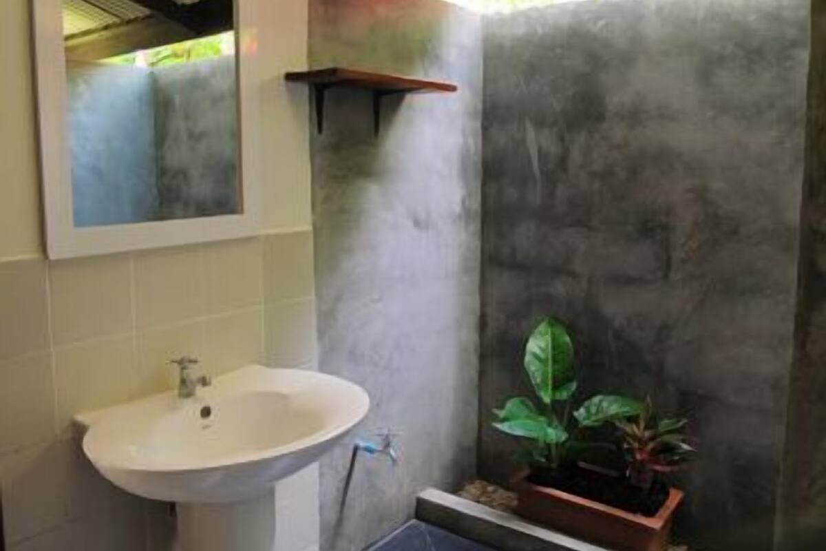 shower, free toiletries, towels