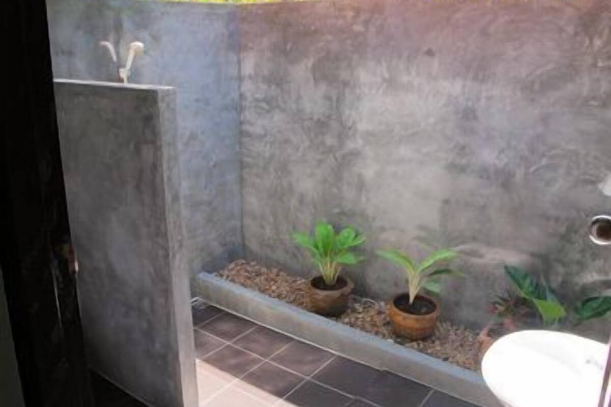 shower, free toiletries, towels