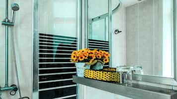 Deluxe Double Room, Sea View | Bathroom | Shower, free toiletries, hair dryer, slippers