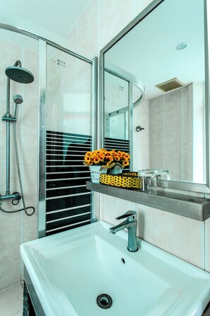 デラックス ダブルルーム シービュー | バスルーム | シャワー、バスアメニティ (無料)、ヘアドライヤー、スリッパ