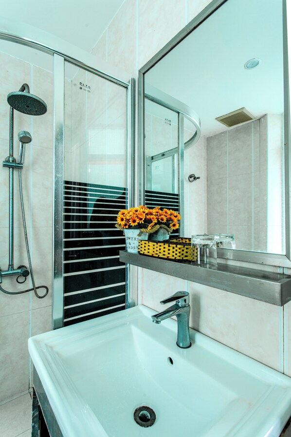 Deluxe Double Room, Sea View | Bathroom | Shower, free toiletries, hair dryer, slippers - Misa Hotel Da Nang (Da Nang)