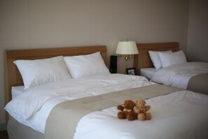 Family Room, City View | Desk, soundproofing, free WiFi, bed sheets - Hotel Aroha (Seogwipo)
