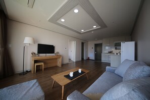 Family Room, City View | Living room | Flat-screen TV, pay films, heated floors - Hotel Aroha (Seogwipo)