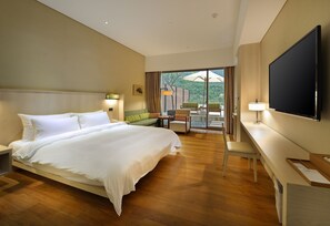 Suite, fjellutsikt | Skrivebord, blendingsgardiner, strykejern/-brett og wi-fi (inkludert)