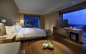 Luxe suite | Een bureau, verduisterende gordijnen, een strijkplank/strijkijzer