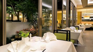3 restaurants, breakfast, lunch, dinner served; international cuisine