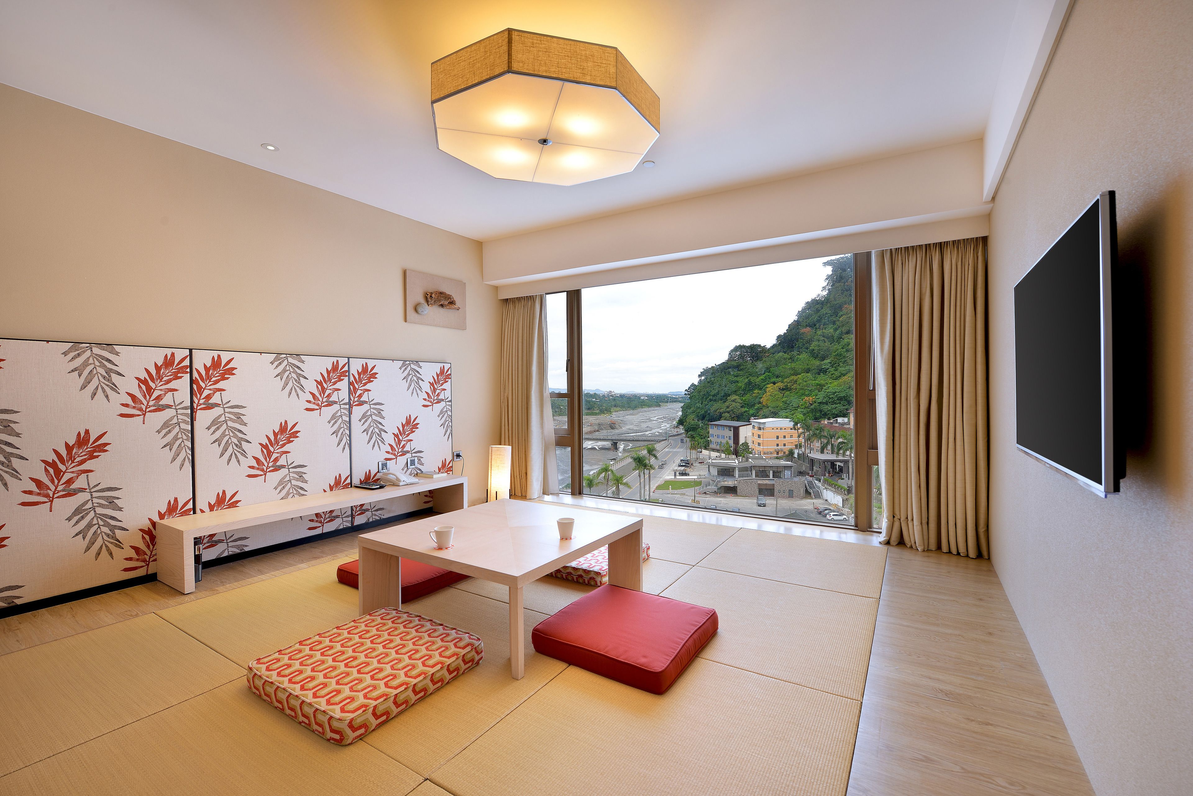 Escritorio, cortinas blackout y tabla de planchar con plancha 