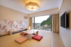 Habitación triple Elite | Escritorio, cortinas opacas, tabla de planchar con plancha y wifi gratis