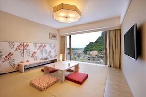 Elite driepersoonskamer | Een bureau, verduisterende gordijnen, een strijkplank/strijkijzer