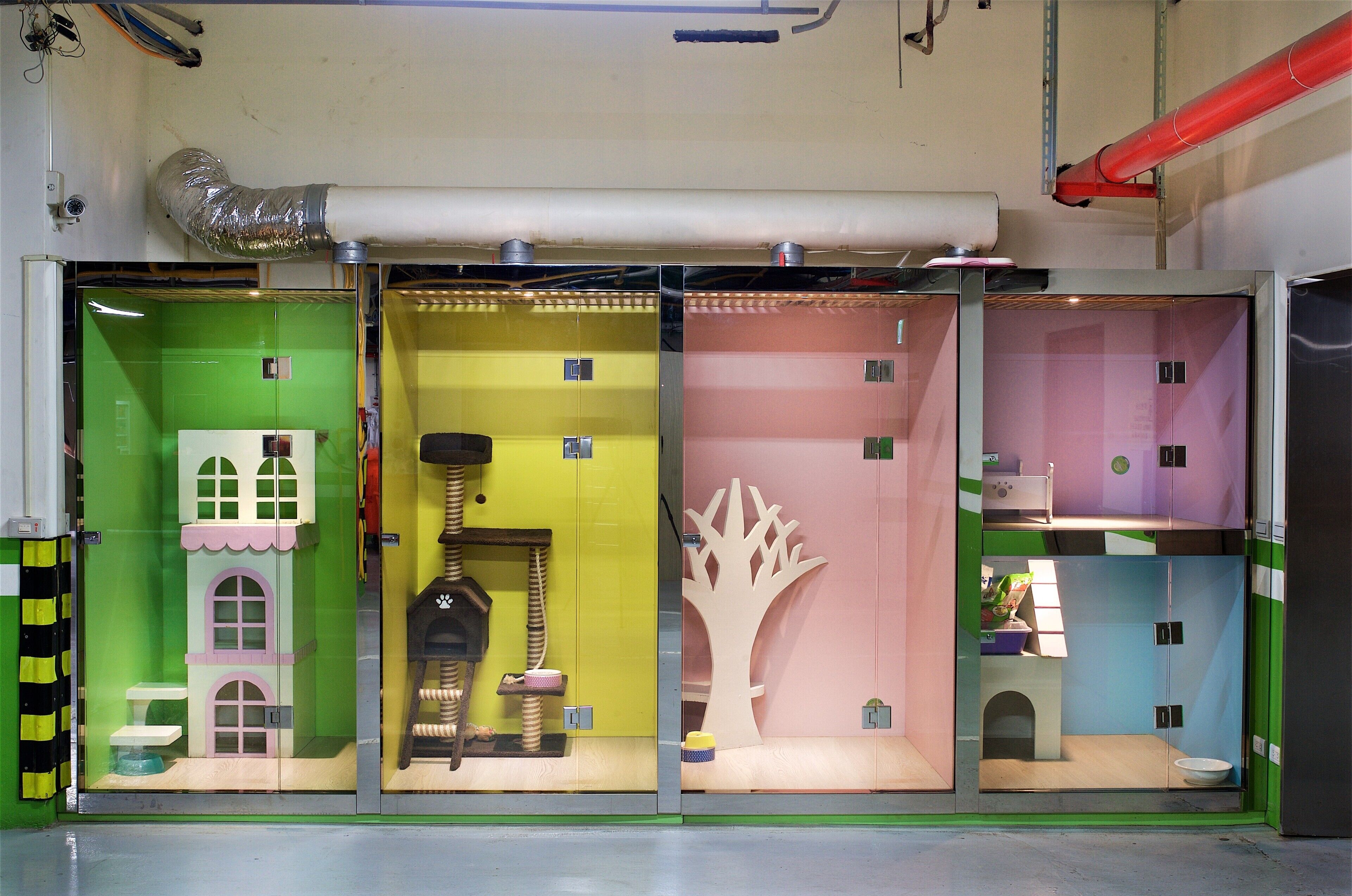 Une maison de poupée colorée, composée de plusieurs pièces et divisée en différents espaces, notamment une cuisine, un salon et une chambre à coucher.