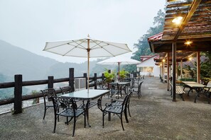 2 restaurantes; se sirven cenas y cocina asiática 