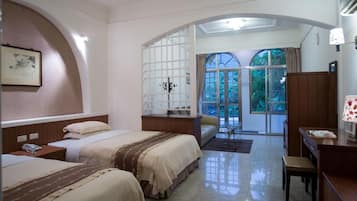 Down comforters, in-room safe, bed sheets