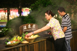 2 restaurants, dinner served, Asian cuisine