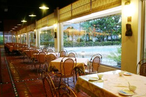 2 restaurantes; se sirven cenas y cocina asiática 